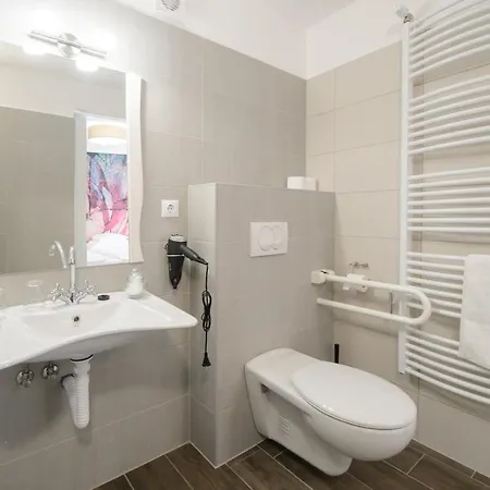 Illaberek Panzio 4* אגר