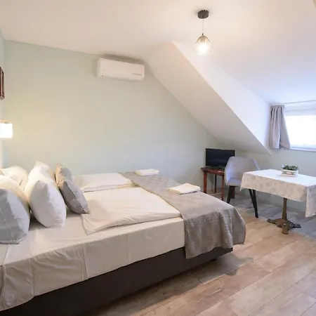 Illaberek Panzio Guest house *