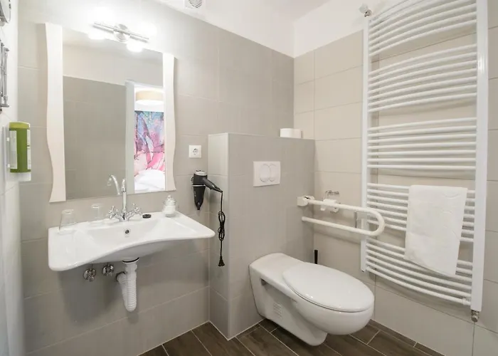 Illaberek Panzio 4* אגר