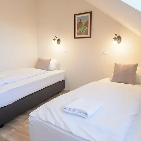 Illaberek Panzio Konukevi Eğri